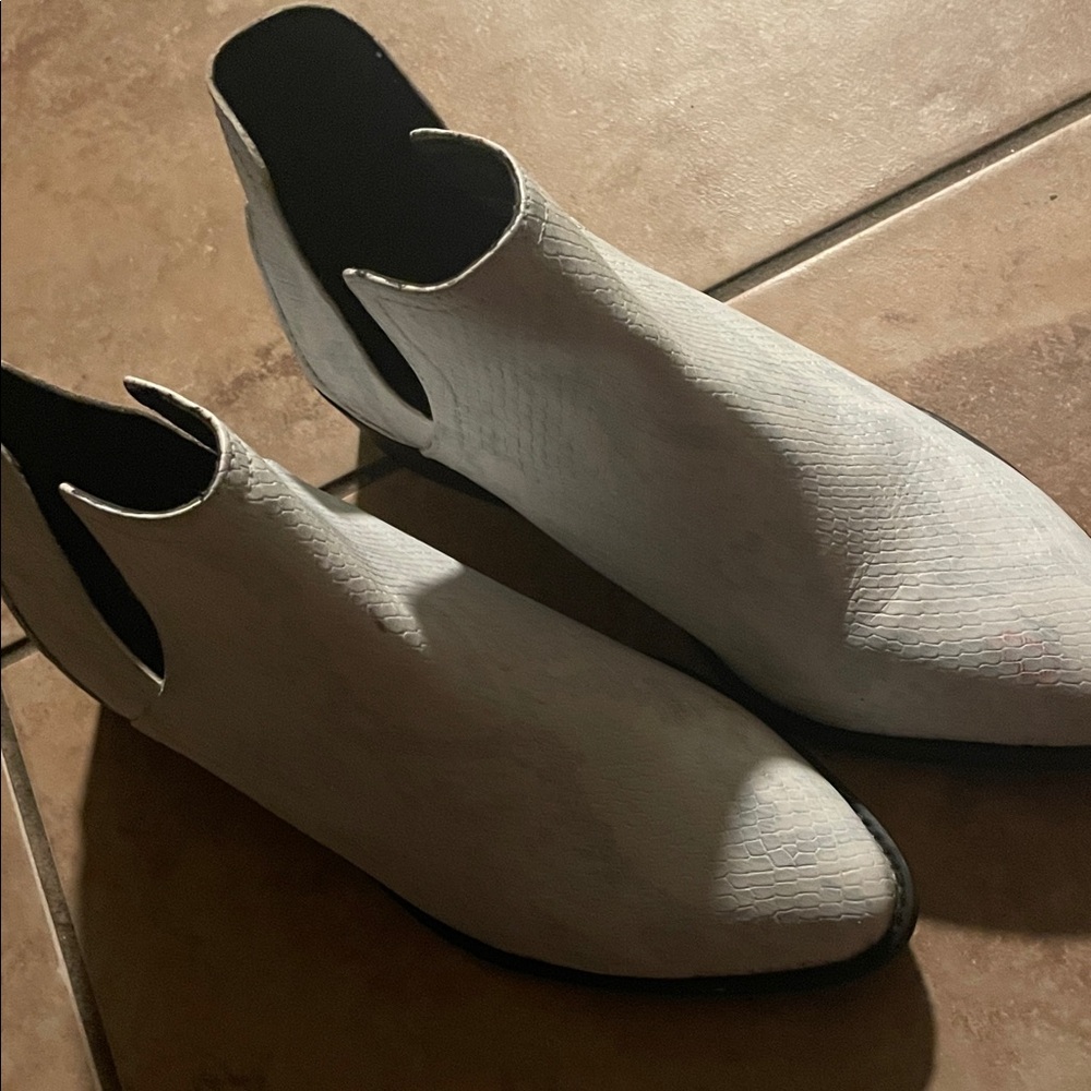 Woman's White Textured Boots